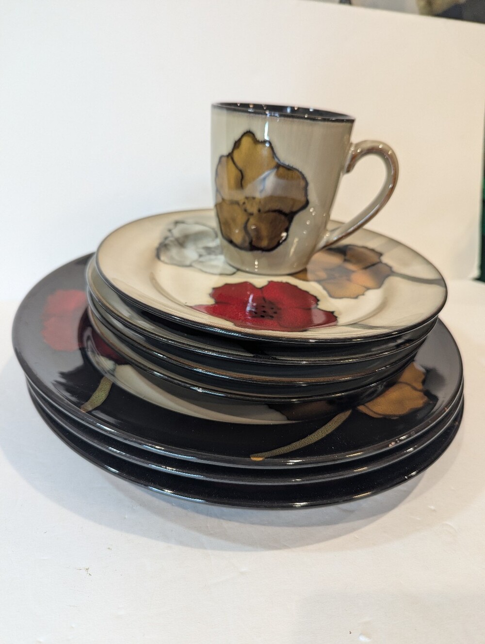 Pfaltzgraff Everyday Painted Poppies  3 Dinner Plates 4 Salad Plates  1 Mug